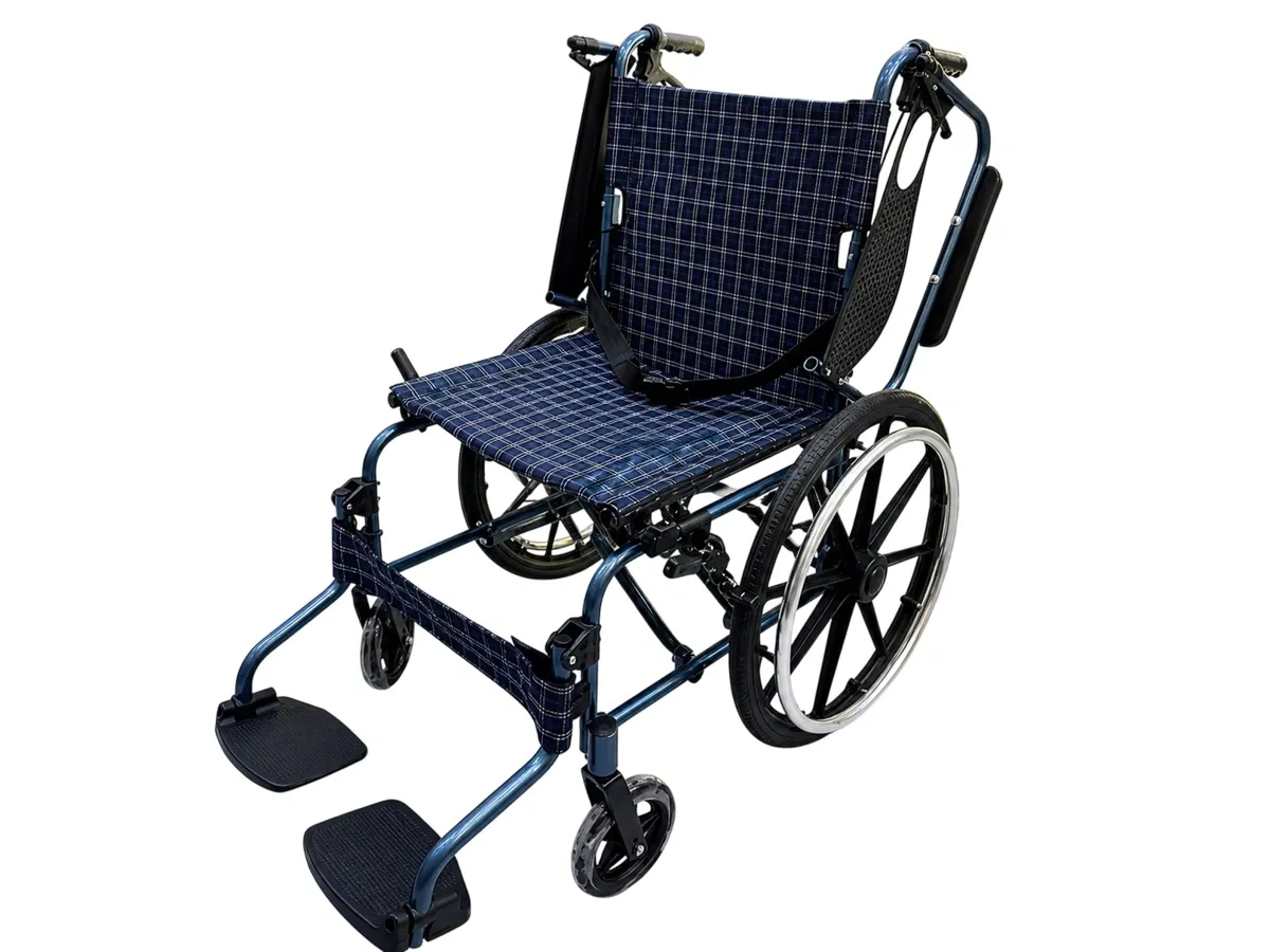 Xe lăn Lucass X-88L khung nhôm siêu nhẹ